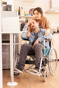 轮轮椅残疾人微笑表椅子会议人士轮椅电脑夫妻女士早餐残障禁用高清图片素材