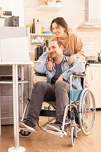 手持轮椅的微笑残疾人健康高清图片素材