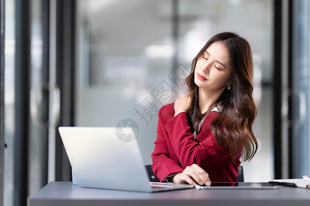 认真思考的亚洲女性关注在线问题解决方案 看着笔记本电脑屏幕 担心严肃的亚洲女商务人士专注于解决困难的工作计算机任务休闲装技术经理背景