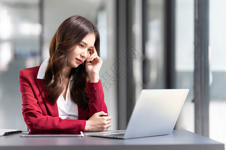 认真思考的亚洲女性关注在线问题解决方案 看着笔记本电脑屏幕 担心严肃的亚洲女商务人士专注于解决困难的工作计算机任务经济企业家金融背景