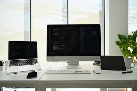 软件开发公司白色办公台配有编程代码的计算机监测器 软件开发公司脚本高清图片素材
