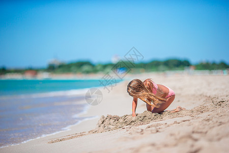 热带白沙滩的小女孩 造沙城堡婴儿太阳镜海景假期太阳海洋游泳衣旅行建筑海岸加勒比高清图片素材