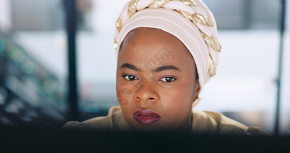 在办公室进行网络安全 应用程序编码或数据分析的计算机 初创公司或黑人女程序员的面孔 使用 PC 阅读软件代码 编程或数据分析的企头高清图片素材