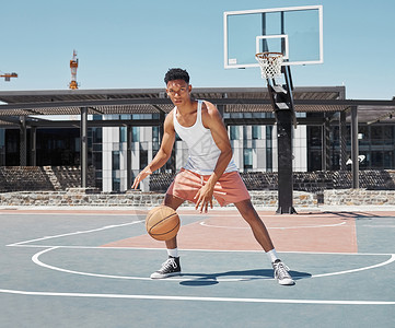 篮球场上的篮球 健身和黑人 运动肖像和积极的生活方式与户外运动 年轻的篮球运动员 锻炼和训练 竞技运动和玩游戏娱乐高清图片素材