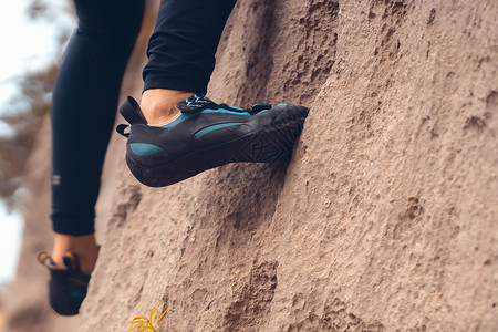 鞋墙高清素材女人正在攀爬 在山上训练 脚缝合背景