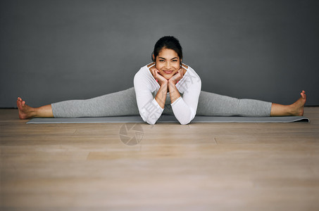 身体能达到人们所相信的境界 一个有魅力的年轻女子在瑜伽练习中分道扬镳图片