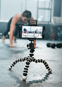 影响者 电话和健身女性录制 拍摄或播放在线培训视频 锻炼教程或指南 体育 屏幕和运动员团队 朋友们直播健身房锻炼背景图片
