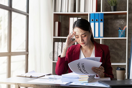 在办公室工作时 亚洲女商务人士在上班时受到压力 工作时面不悦小工具高清图片素材