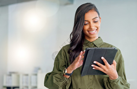 女商务人士在工作时在平板电脑上键入电子邮件 浏览互联网和搜索创意 女性企业专业人士 专家和设计师在社交媒体上滚动或阅读博客幸福高清图片素材