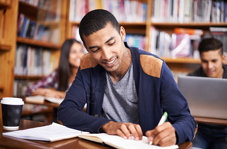 他是一个勤奋的学生 英俊的年轻学生 在课堂上辛勤工作过互联网思维学者女性图书青年药片写作技术笔记本背景图片