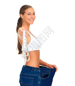 节食 减肥和快乐的女人 带着卷尺 牛仔裤和微笑 背景是白色的 健身 保健和健康 身材苗条的女性和吸脂瘦腰测量背景图片