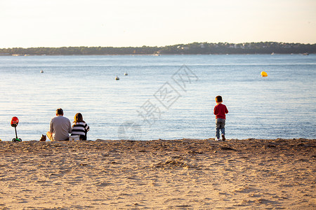 时光你慢些走海滩上有小孩的年轻夫妇背景