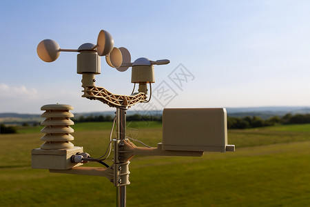 风向风速传感器气压计 风速测量 小气象站 蓝色天空的电磁计工具监视器温度压力气象活力监控气象学家状况预报背景