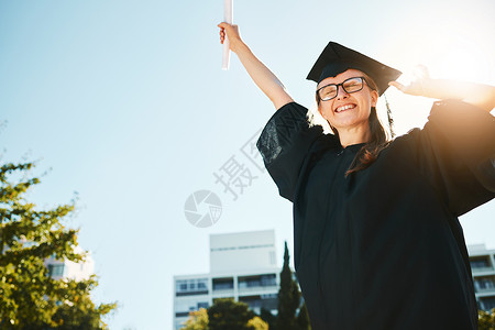 获得大学成就 奖学金或在校园取得成功的女性 学生和毕业生 庆祝毕业 证书或文凭的快乐女性学习高清图片素材