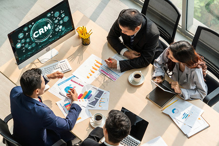 用于 CRM 业务的现代计算机上的客户关系管理系统解决方案生长办公室软件屏幕技术营销女士数据库会议服务高清图片素材