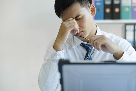 疲倦和过度劳累的经理坐在计算机面前 试图集中精神 他的眼睛干燥而受伤男人投资偏头痛压力工作办公室电脑自由职业者员工睡眠休息高清图片素材