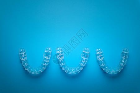 括号蓝色背景上的行对齐线 侧视图牙医医疗健康药品支撑对准器工作室牙齿口服牙套背景