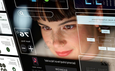 软件网站网页设计 搜索和女性 具有用于规划 软件开发和用户系统的界面 网站 程序员在信息技术屏幕上阅读信息的外观和面孔背景
