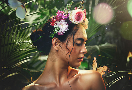 蝴蝶王冠素材美女 蝴蝶和带花冠的女人 适合敏感发光的皮肤 天然化妆品或奢华的面部化妆 尘粒 和平与平静的美学模型与自然叶 植物和护肤品背景