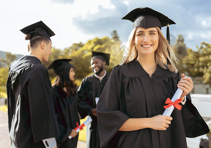 证书资质妇女 学生和肖像在高等教育毕业 仪式或成就时微笑 持有大学奖学金证书 资格或学位的快乐女性学术学习者背景