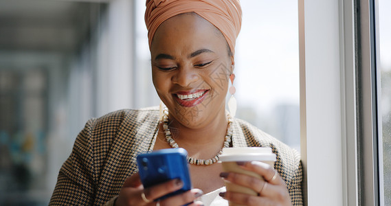 手机用搜素材商务 黑人女性和智能手机 用于打字 社交媒体和办公室连接 女企业家 非裔美国人领导人和首席执行官 可通过电话进行交谈 喝咖啡和搜背景