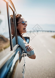 路途旅行使我心情愉快 一个有魅力的女人在车窗外挂着 享受公路之旅背景图片
