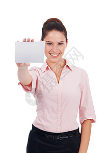一位有魅力的年轻女子在演播室画像上举着一个白色的空白小标志 - 她没有看到任何照片背景图片
