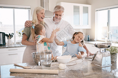 家庭 烘焙和高五与孩子一起在家庭厨房帮助祖父母 女人 男人和女孩学习用面粉制作饼干 煎饼或蛋糕 充满爱 关怀和团队合作背景图片