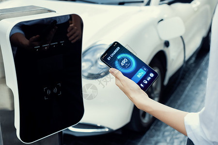 手机充电界面智能手机上的电池状态接口 用于未来逐步补给燃料概念的智能手机数据电话停车场技术城市商业环境活力插头屏幕背景