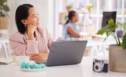 亚洲女性 在初创公司 小型企业或摄影机构微笑着思考和笔记本电脑 具有远见 梦想或幸福感的数字创意摄影师和办公电脑在工作中寻找灵感背景图片