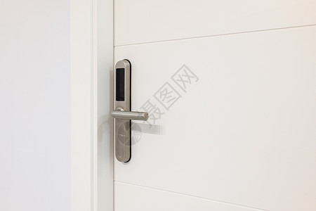 单元门白色门上带复制空间的电子插锁的特写 带显示屏的电子单元内置于金属手柄中 用带有微芯片或数字代码的塑料卡开门背景