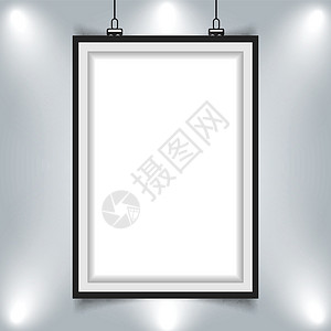 照片展示墙垂悬在有聚光灯的墙壁上的现代画框设计图片
