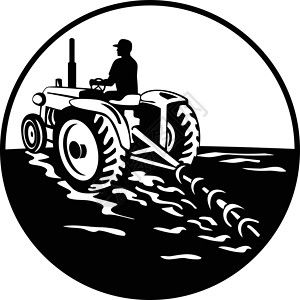 农民驾驶从后圆回转黑白观看的老式拖拉机设计图片
