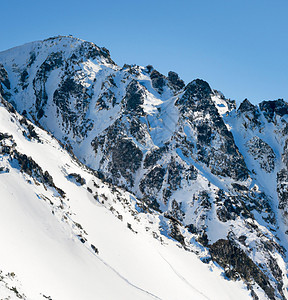 高倚岭雪雪覆盖山岳和风景爬坡顶峰季节滑雪天空旅游旅行岩石首脑山脉设计图片