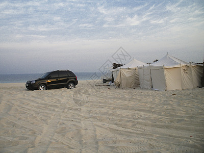 在迪拜Jebel Ali自由区3的宰牲节海滩露营背景