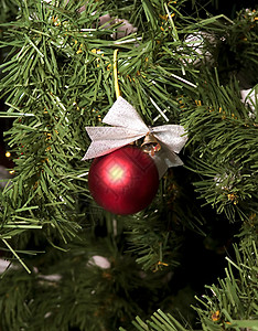 圣诞节 派对 玻璃 球 礼物 冷杉 枝条 晚上 寒冷的背景图片