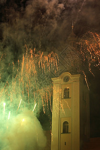 新年庆祝活动 晚上 教会 绿色的 天主教的 塔背景图片