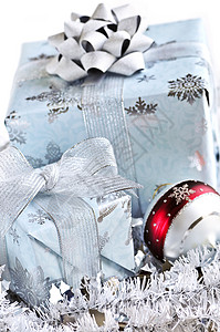 圣诞礼物盒 包装 白色的 装饰的 装饰品 弓 季节性的背景图片