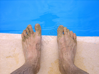 脚在游泳池边图片