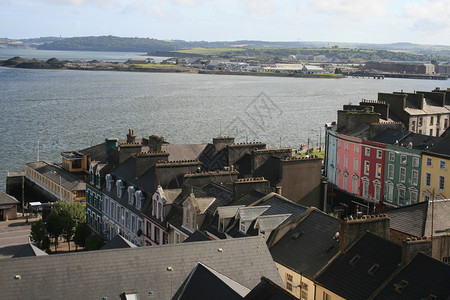 cobh 海湾视图 蓝色的 爱尔兰 天主教的 教会 爱尔兰的背景图片