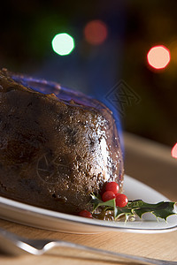 圣诞节用白兰地火烈焰 朗姆酒 甜点 肉桂 节日食品 圣诞布丁背景图片