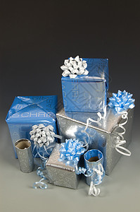 蓝色和银色的 附着丝带的圣诞礼物背景图片