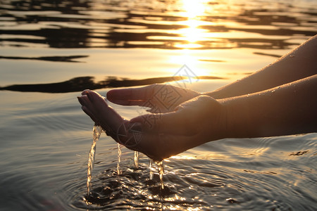 妇女亲手给水 海滩 飞溅 湿的 喘息 日落 假期高清图片