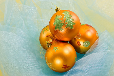 圣诞节装饰 球 假期 反光的 庆典 新年 黄色的背景图片