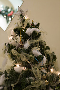 圣诞树 灯 球 礼物 气氛 假期背景图片