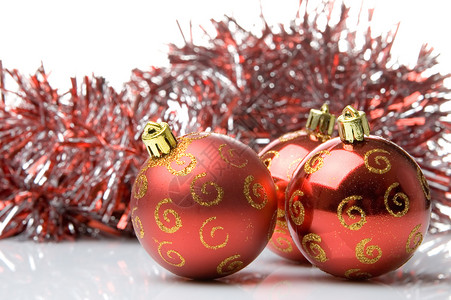 红圣诞球 闪亮的 玻璃 庆祝 圣诞节 红色的 反射 装饰风格背景图片