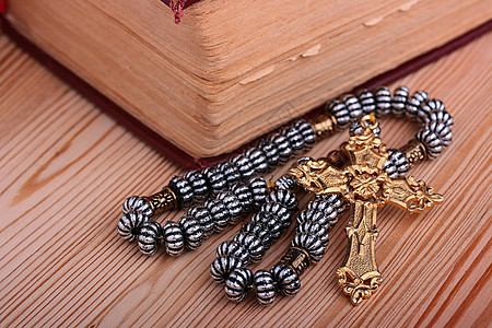 与链交叉 祈祷 书 宗教 天主教的 织物 金属 木头 基督教背景图片