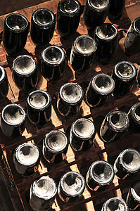 酒瓶 大批 葡萄酒 瓶子 饮料 装瓶 帽子 工厂 下装背景图片