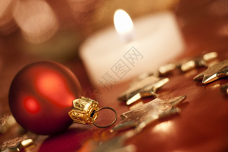 圣诞舞会 宏观 火焰 红色的 球 金子 蜡烛背景图片