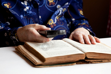 年长妇女阅读祈祷高清图片素材
